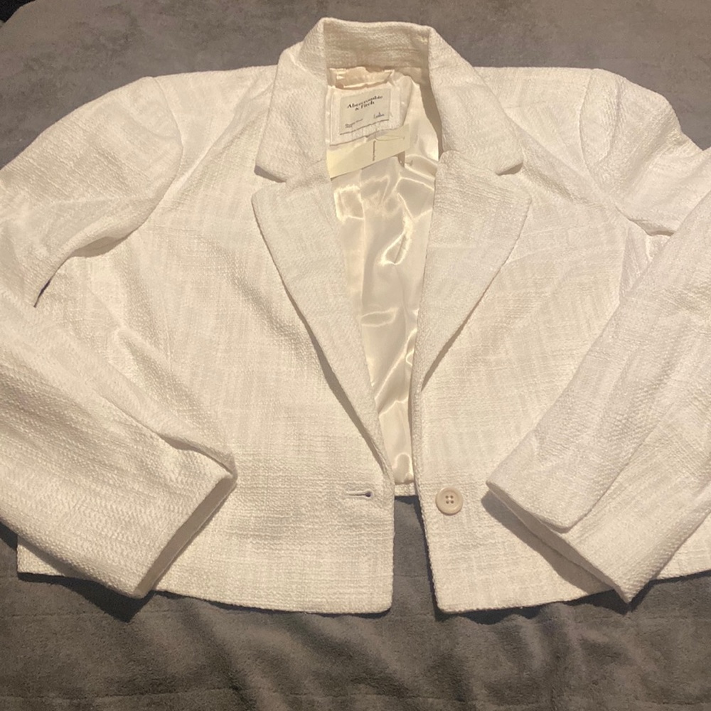 White detailed blazer. Perfect condition. Never worn. Tag attached.